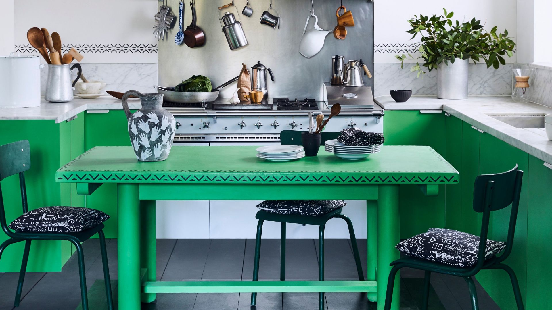 Chalk Paint™ Lacquer pomoże na dłużej zachować szlachetne barwy i zabezpieczyć mocno eksploatowane powierzchnie. Fot. Annie Sloan