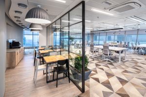 Nowa odsłona biura z branży FMCG w budynku Lumen. Projekt: Massive Design. Fot. Szymon Polański