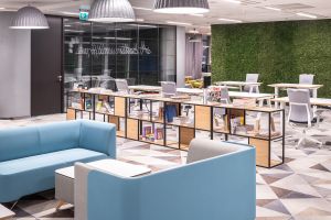 Nowa odsłona biura z branży FMCG w budynku Lumen. Projekt: Massive Design. Fot. Szymon Polański