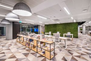 Nowa odsłona biura z branży FMCG w budynku Lumen. Projekt: Massive Design. Fot. Szymon Polański