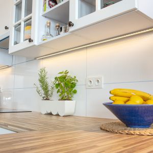 Oświetlenie w kuchni: profile Glax do taśm LED . Fot. GTV
