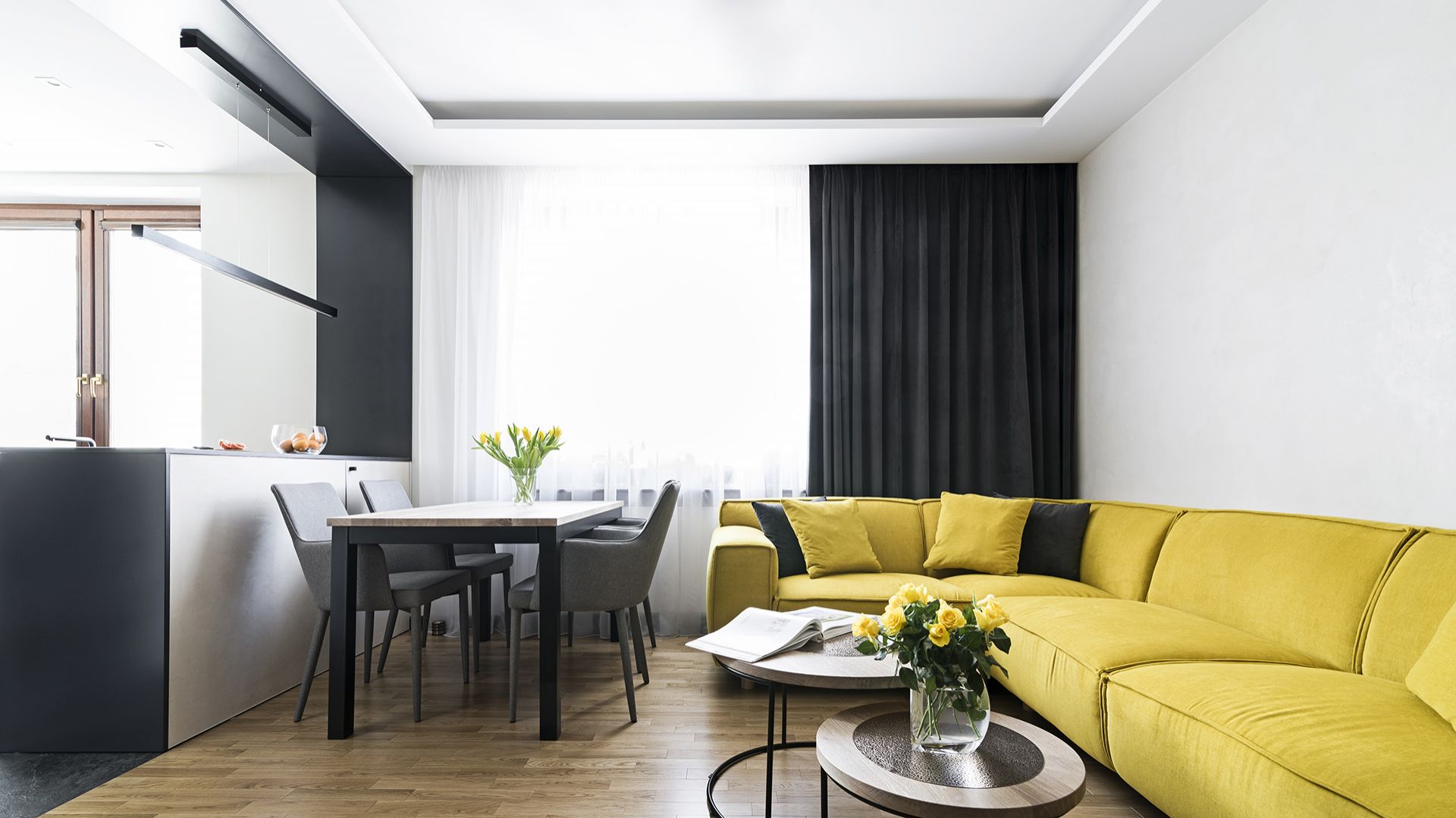 Połączenie otwartego układu funkcjonalnego z nowoczesnym, eleganckim wystrojem pozwoliło uzyskać przepiękny apartament o powierzchni 50 m2. Projekt: MMA Pracownia Architektury. Fot. Rafał Chojnacki