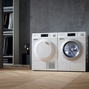 WCI 330 PWash 2.0 XL z funkcją SingleWash to pralka z linii wzorniczej W1 Chrome Edition, wyposażona w duży bęben SoftCare o strukturze plastra miodu (z funkcją prasowania wstępnego), który delikatnie pielęgnuje tkaniny i ułatwia prasowanie. Cena: 6.290 zł. Dostępna w ofercie firmy Miele. Fot. Miele