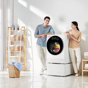 Pralka TWINWash™ jest delikatna dla ubrań, ale jednocześnie pozwala na bardzo skuteczne i szybkie pranie. Dzięki funkcji prania parowego usuwane jest 99,9% alergenów występujących w domu, a także zagniecenia i nieprzyjemne zapachy. Cena: 6.898 zł. Dostępna w ofercie firmy LG. Fot. LG