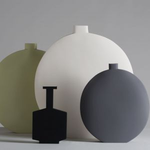 Kose to mediolańska manufaktura, którą prowadzi Rosaria Rattin. Projektowane przez nią wazy charakteryzują się czystymi formami. Fot.Mood-Design/KOSE 