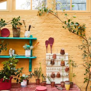Annie Sloan inspiruje, jak korzystając z farb kredowych, lakieru, szablonów, tkanin odnowić ściany, meble, a także wykonać oryginalne dekoracje. Fot. Annie Sloan 