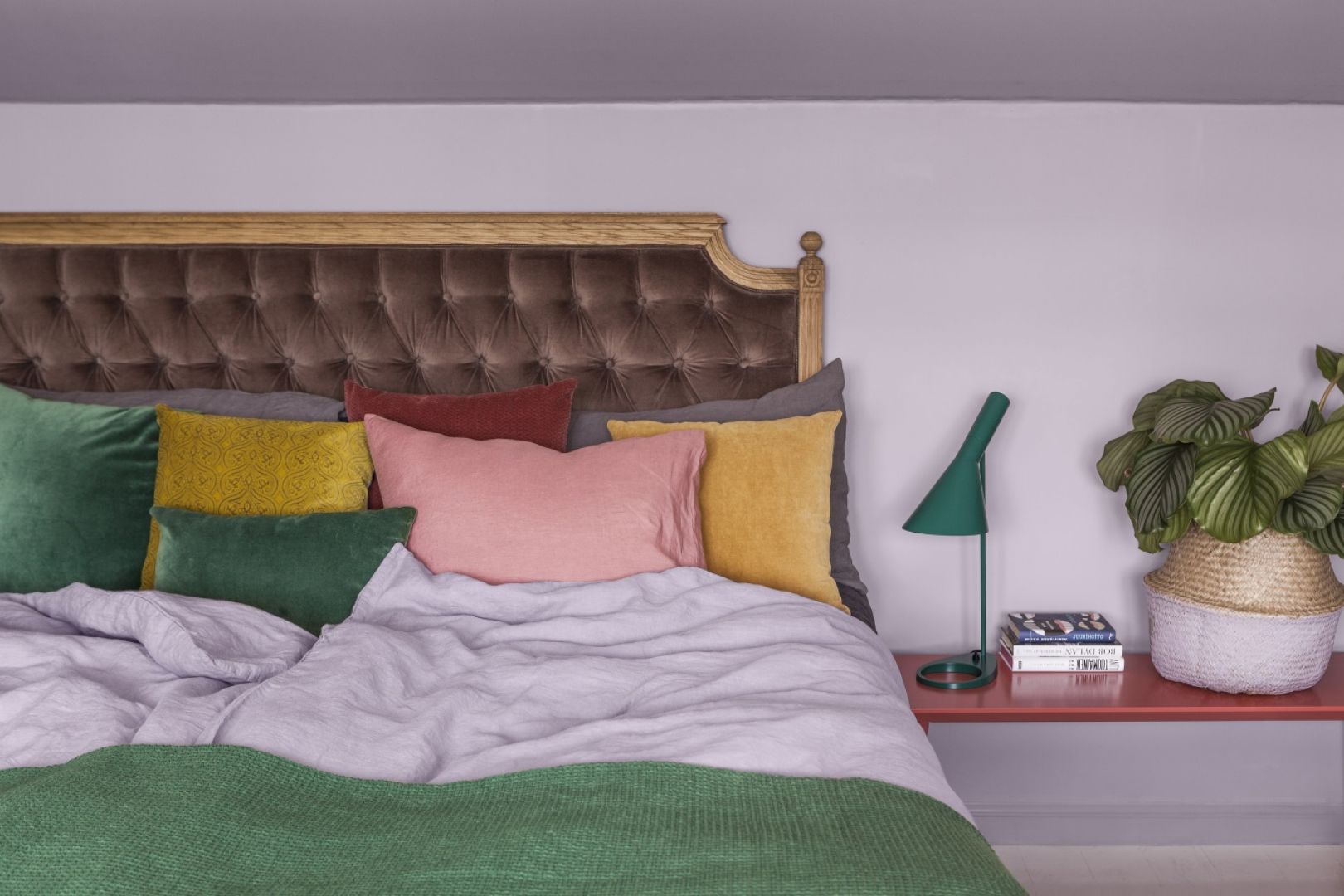 Wnętrza w modnej, kwiatowej oprawie: ściana - Tikkurila Optiva Ceramic Super Matt 3 kolor J426 Lilac; stolik - Tikkurila Everal Aqua Semi Matt 40. Fot. Tikkurila