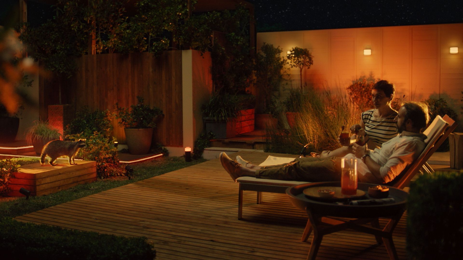 Zadbaj o wyjątkowy nastrój i ciesz się letnimi wieczorami w ogrodzie pełnym światła z Philips Hue Outdoor. Fot. Philips