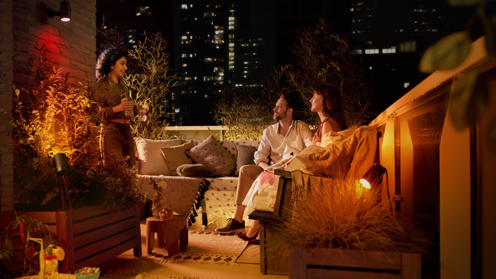 Zadbaj o wyjątkowy nastrój i ciesz się letnimi wieczorami w ogrodzie pełnym światła z Philips Hue Outdoor. Fot. Philips