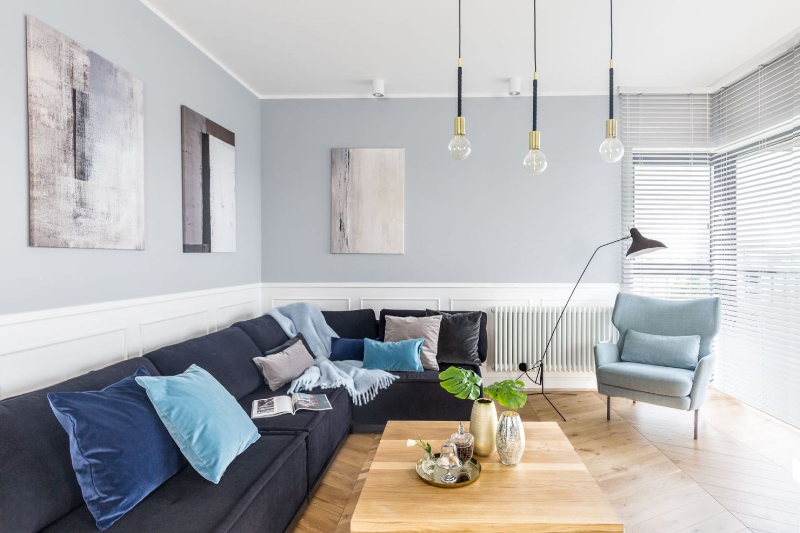 Głównym elementem wystroju salonu jest duża narożna sofa. Projekt: Decoroom. Fot. Pion Poziom