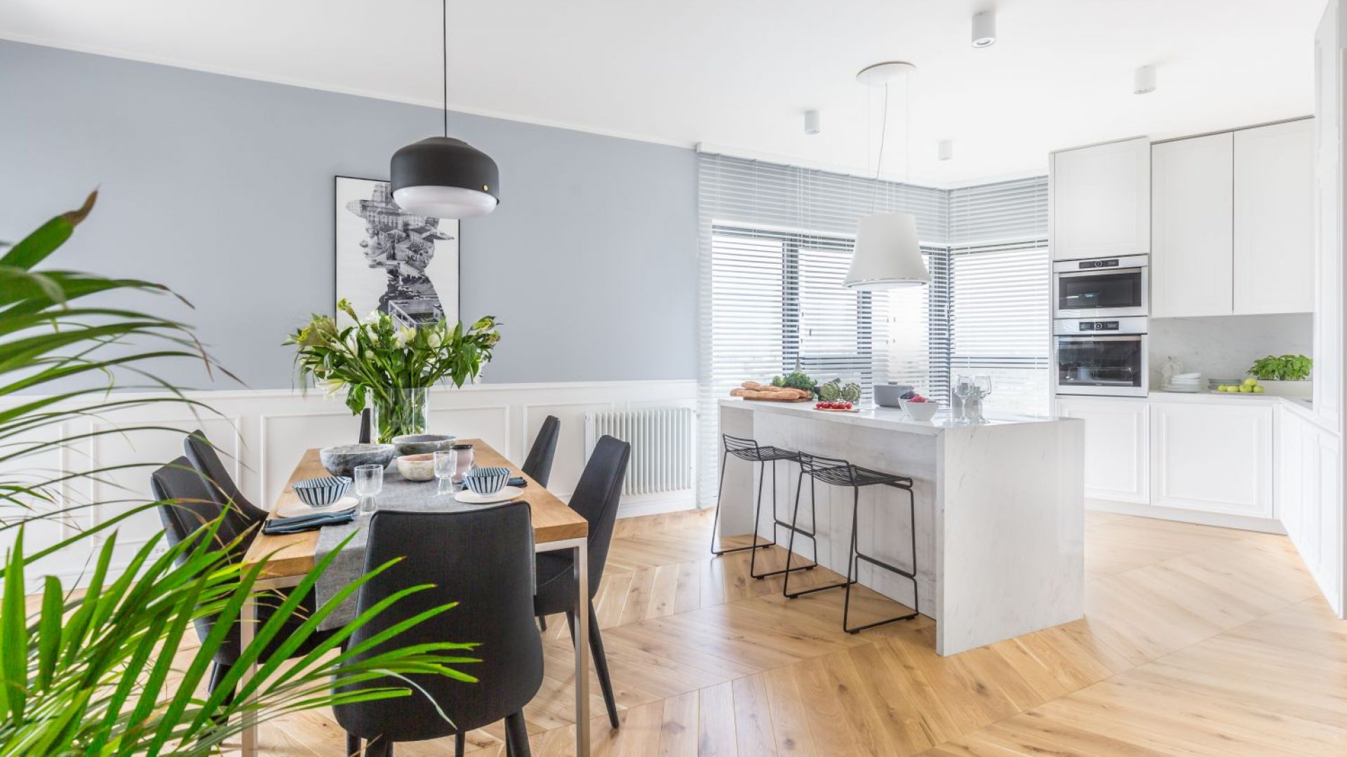 Usytuowana między kuchnią a salonem jadalnia to miejsce spotkań. Projekt: Decoroom. Fot. Pion Poziom