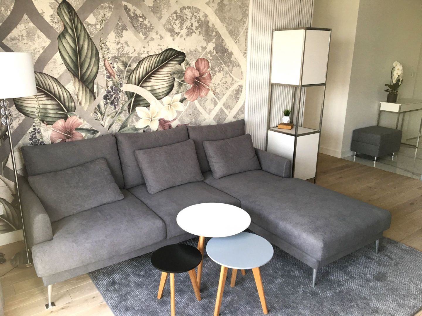 W aranżacji wnętrz apartamentu dla młodej, nowoczesnej inwestorki udało się wprowadzić kilka elementów glamour, dzięki czemu przestrzeń zyskała bardziej kobiecy charakter. Projekt: Sztyblewicz Architekci. Fot. AQForm