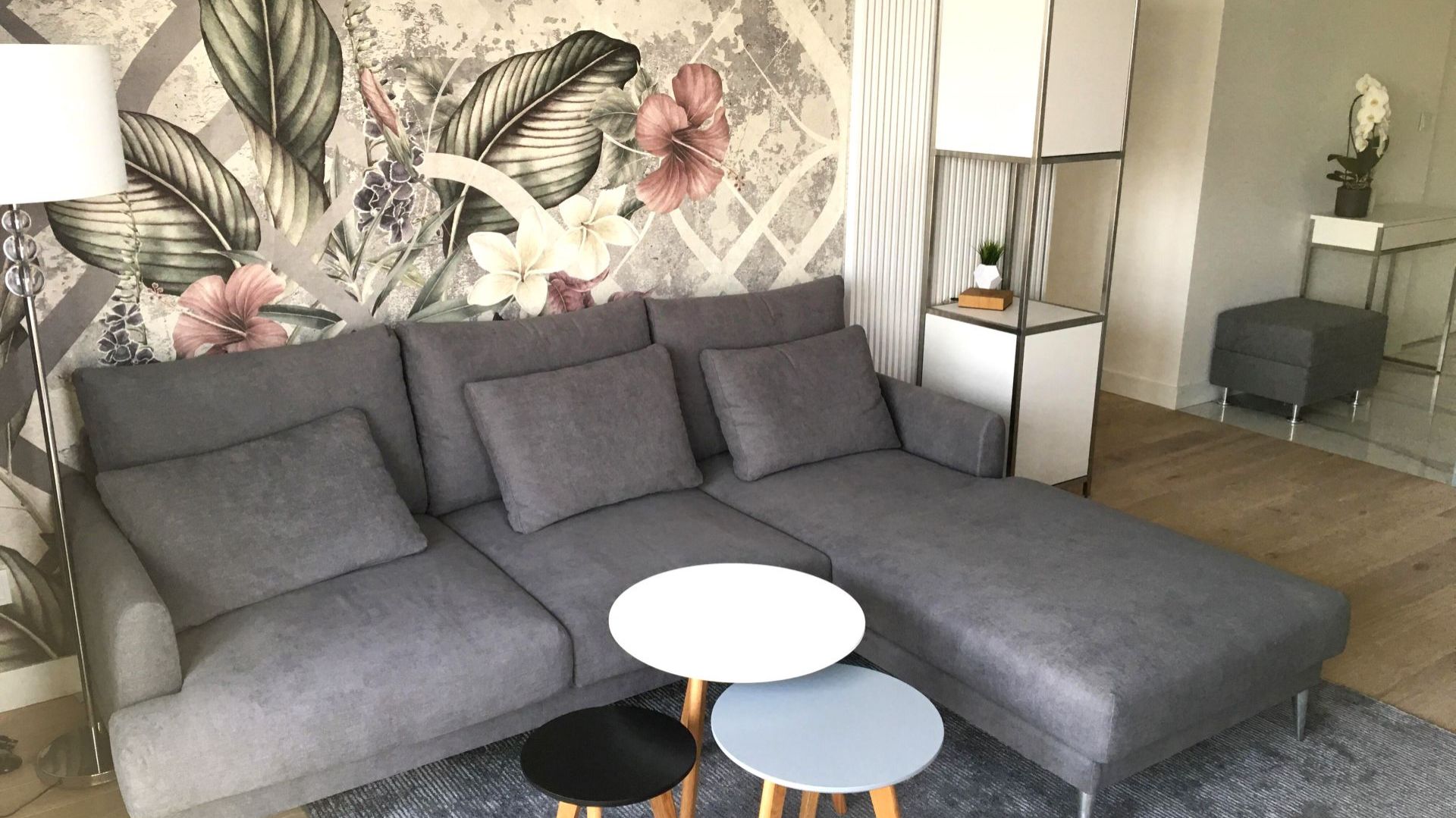 W aranżacji wnętrz apartamentu dla młodej, nowoczesnej inwestorki udało się wprowadzić kilka elementów glamour, dzięki czemu przestrzeń zyskała bardziej kobiecy charakter. Projekt: Sztyblewicz Architekci. Fot. AQForm