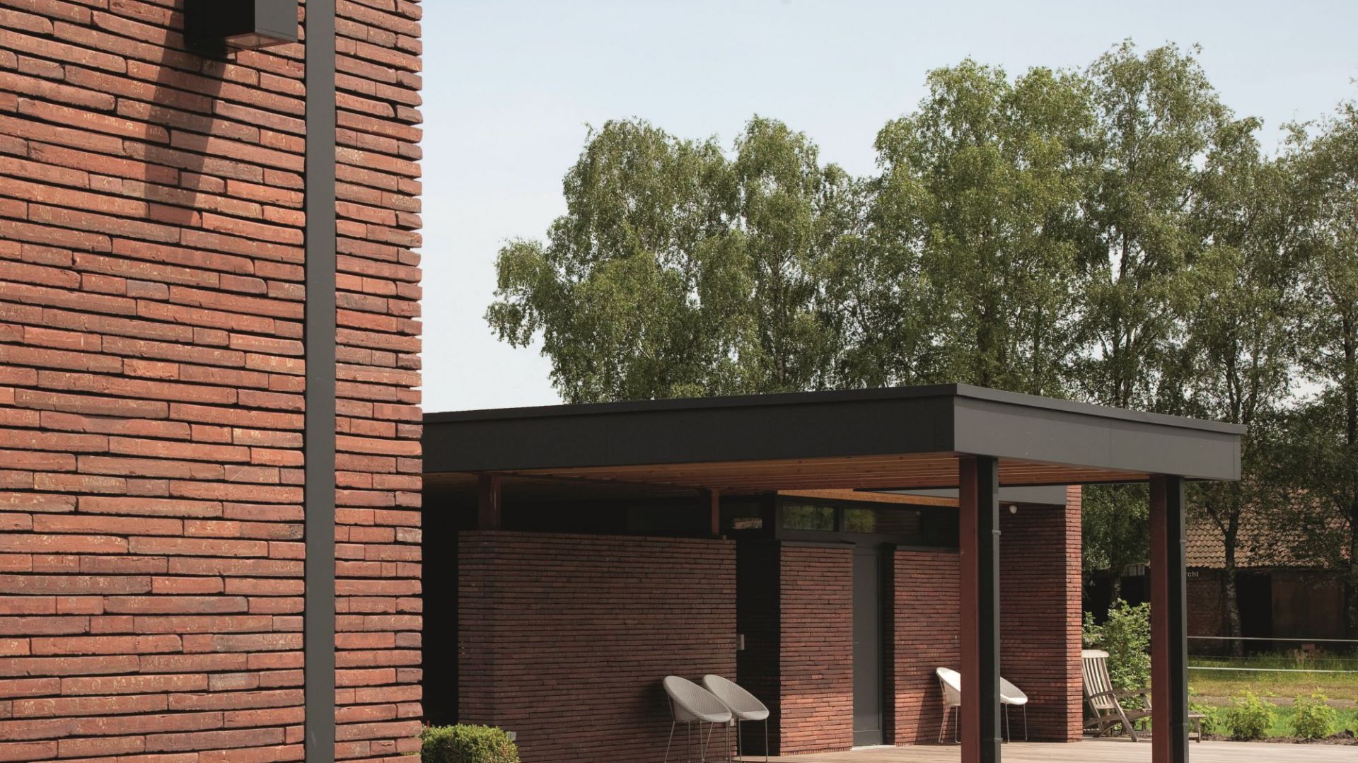 Long John Rusty to ceramiczna cegła elewacyjna o niestandardowym, długim (ok. pół metra) formacie i nieregularnej fakturze lica. Nietypowy rozmiar sprawia, że cegła wygląda jak długa ceramiczna belka. Cechuje je także odporność na korozję biologiczną i chemiczną oraz nasiąkliwość (zależnie od wariantu kolorystycznego) – nawet poniżej 8%. Fot. Wienerberger