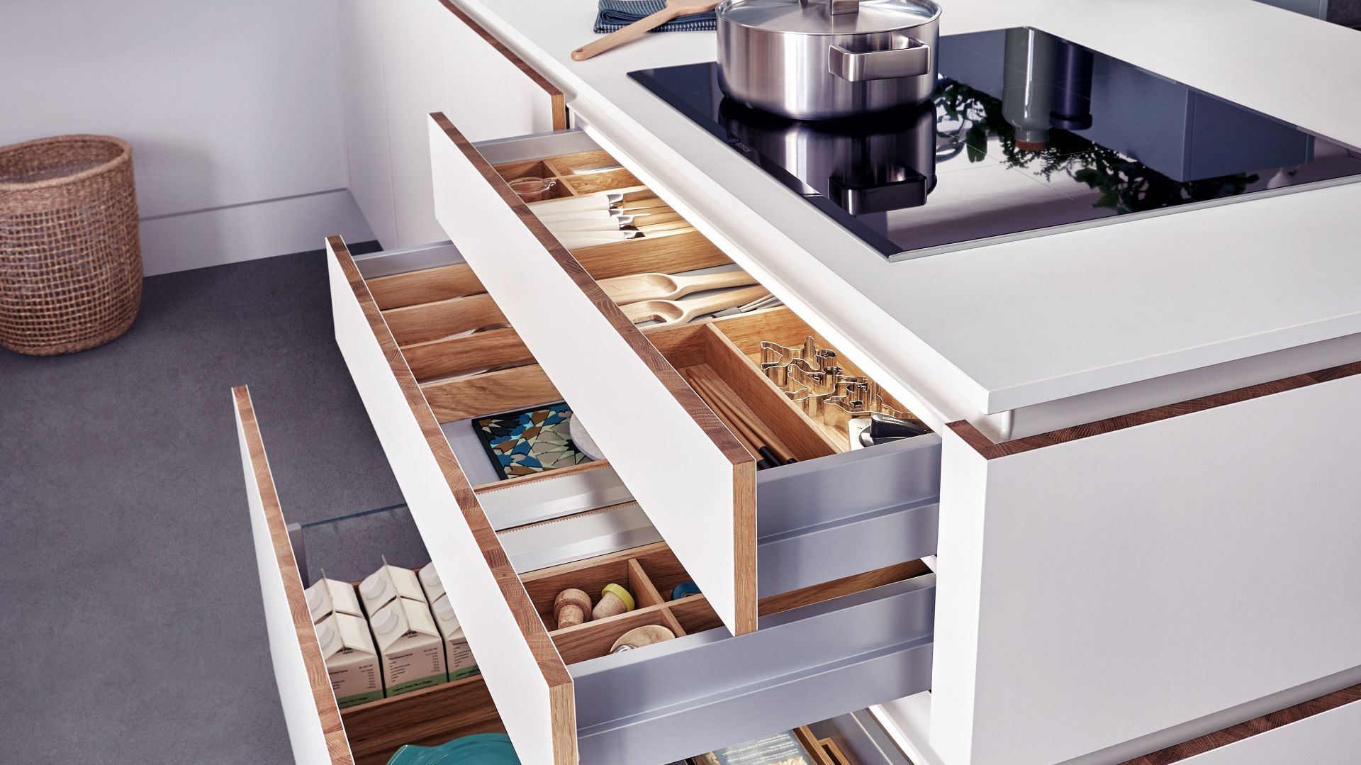 Funkcjonalny system szuflad wraz z organizacją wewnętrzną w kuchni Solid-C|Valais|Classic-FS pozwala na efektowne przechowywanie akcesoriów kuchennych. Fot. Leicht