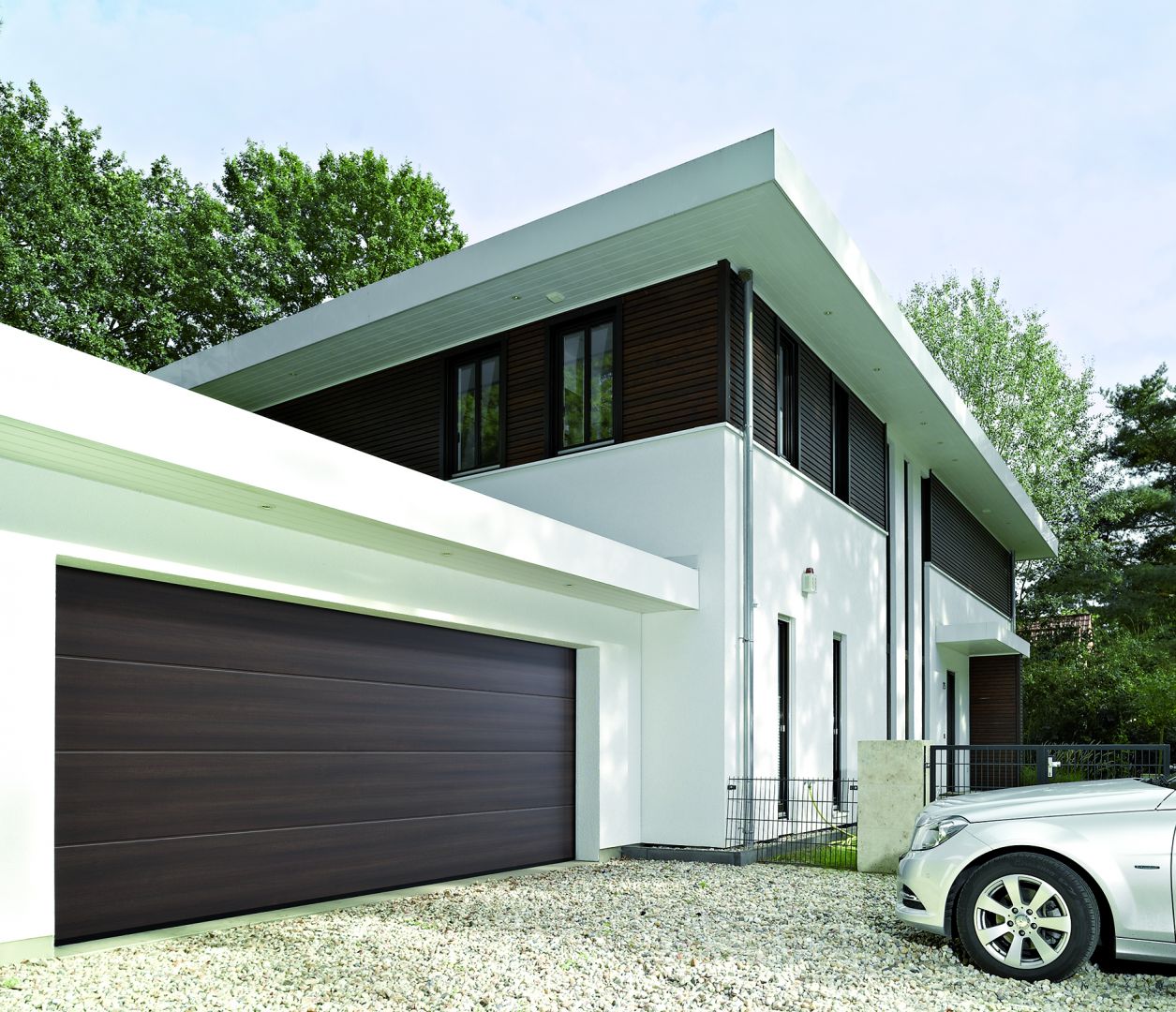 Nowe wzory powierzchni bram garażowych Duragrain to więcej możliwości aranżacji otoczenia domu. Fot. Hörmann