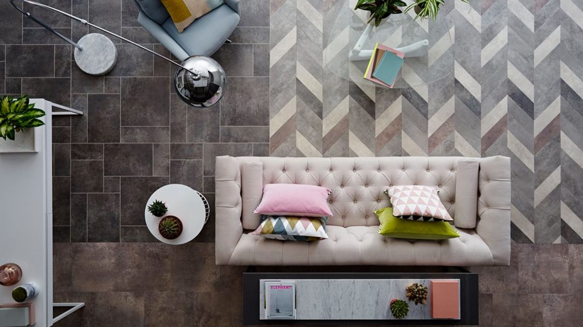 Maksymalizm printy i naśladujemy naturę - panele Amtico. Fot. Carpet Studio