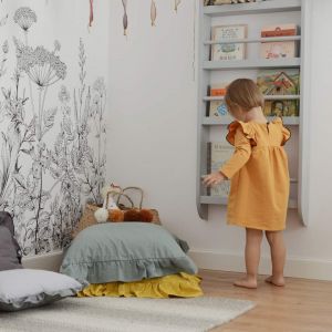 Pokój dziecka - półka wisząca na książki, skarby i drobiazgi. Fot. Sesja zdjęciowa Śladem bosych stóp dla Sleep & Fun
