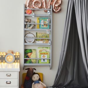 Pokój dziecka - półka wisząca na książki, skarby i drobiazgi. Fot. Sesja zdjęciowa Śladem bosych stóp dla Sleep & Fun