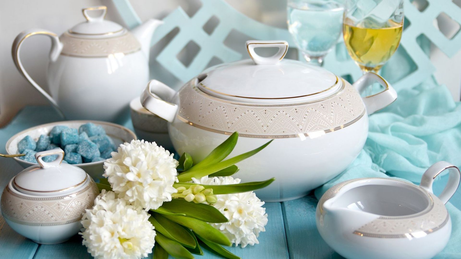 Serwis porcelanowy z dekoracja Lea. Fot. Ćmielów