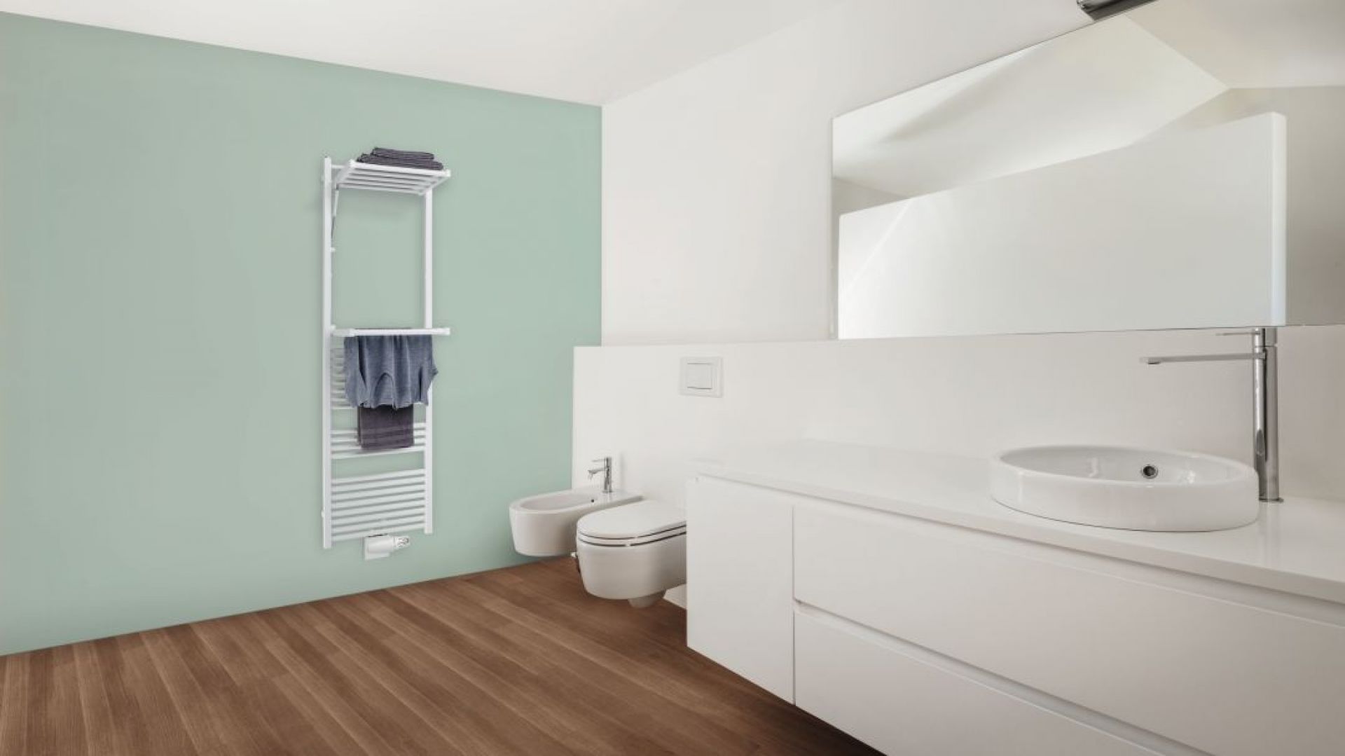 Zehnder Zeno Wing zaskakuje dodatkowymi półeczkami o nośności 4 kg, które przejmują częściowo rolę suszarki na ubrania. Fot. Zehnder