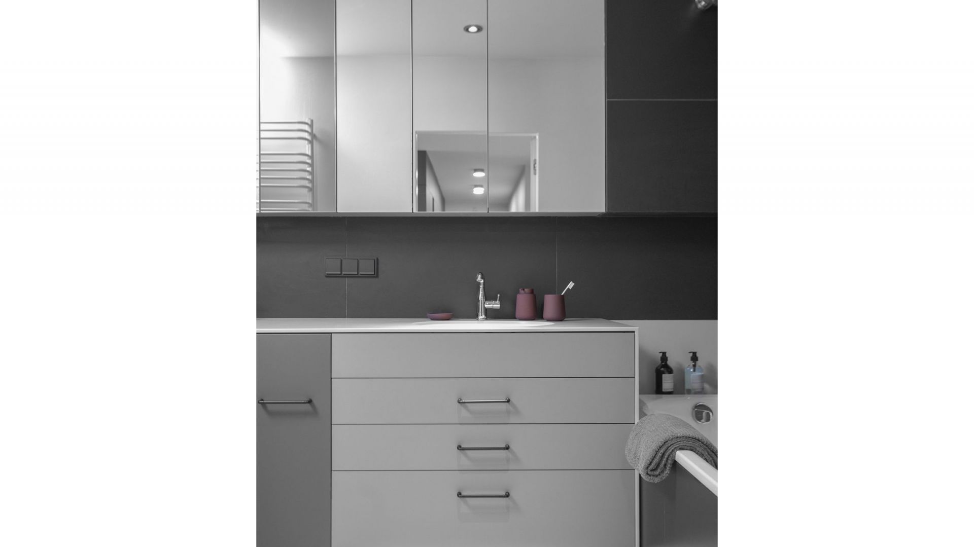 Lustrzane tafle optycznie powiększają łazienkę i dodają wnętrzu głębi. Projekt: Kasia Orwat. Fot. Dekorian Home