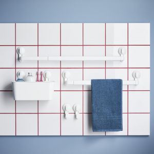 STUGVIK – kosz z przyssawkami  przybory toaletowe można zamocować np. na ścianie nad umywalką. Fot. IKEA,