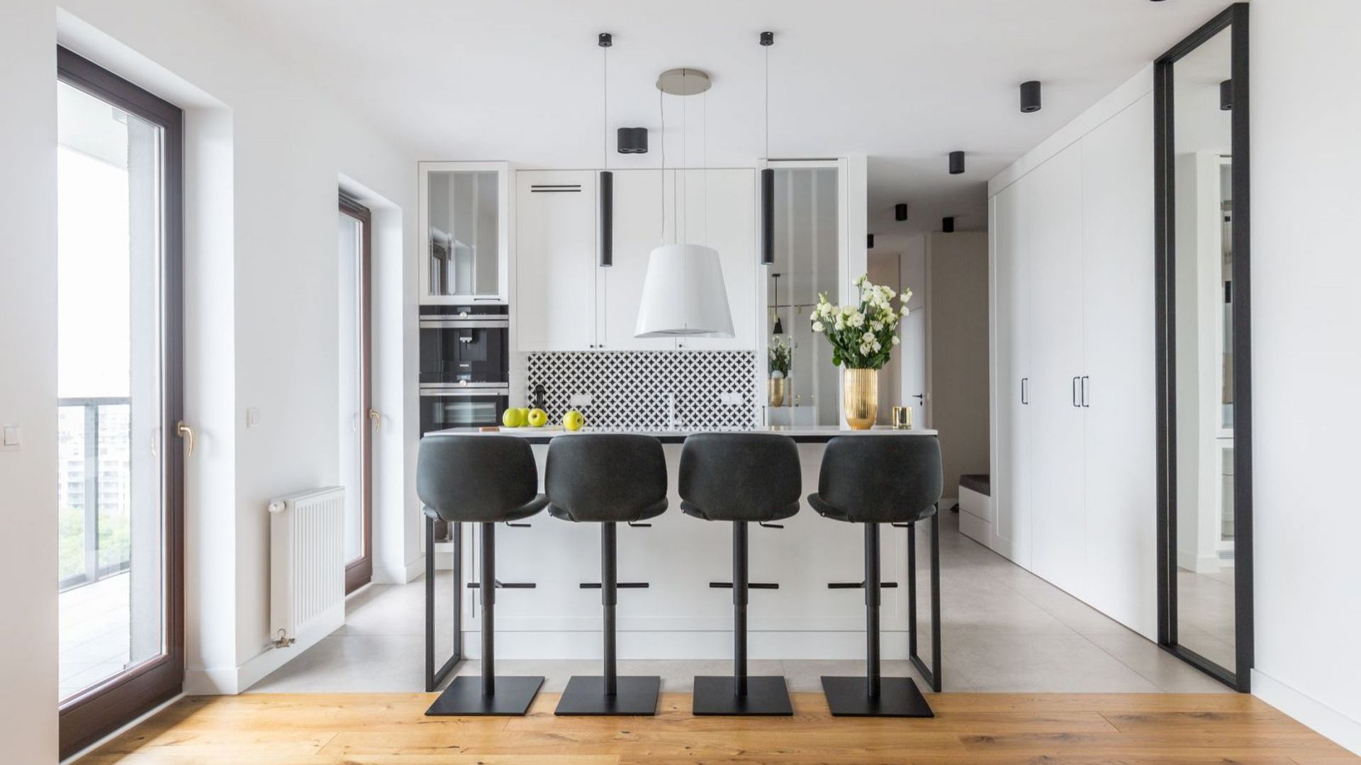 Jasny, przestronny apartament wygląda elegancko, przytulnie i nowocześnie. Mimo stylistycznej mieszanki wystrój jest spójny. Projekt i zdjęcia: Decoroom