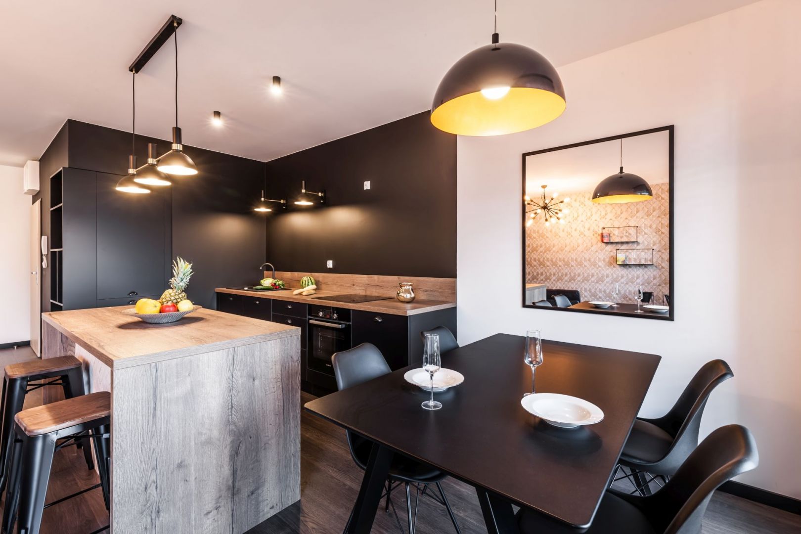 Architekci wykorzystali kolor, by wizualnie wydzielić funkcjonalne strefy pomieszczenia oraz ustalić optyczną granicę między pokojem dziennym i obszarem przygotowywania posiłków. Projekt i zdjęcia: KODO