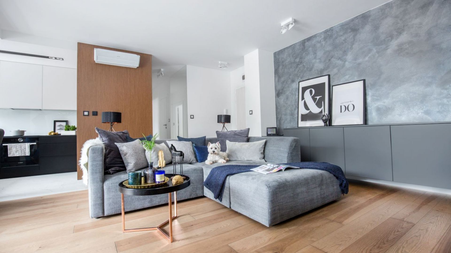 Salon z kuchnią i jadalnią. 30 pięknych wnętrz polskich domów. Projekt: Decoroom. Fot. Pion Poziom Fotografia Wnętrz