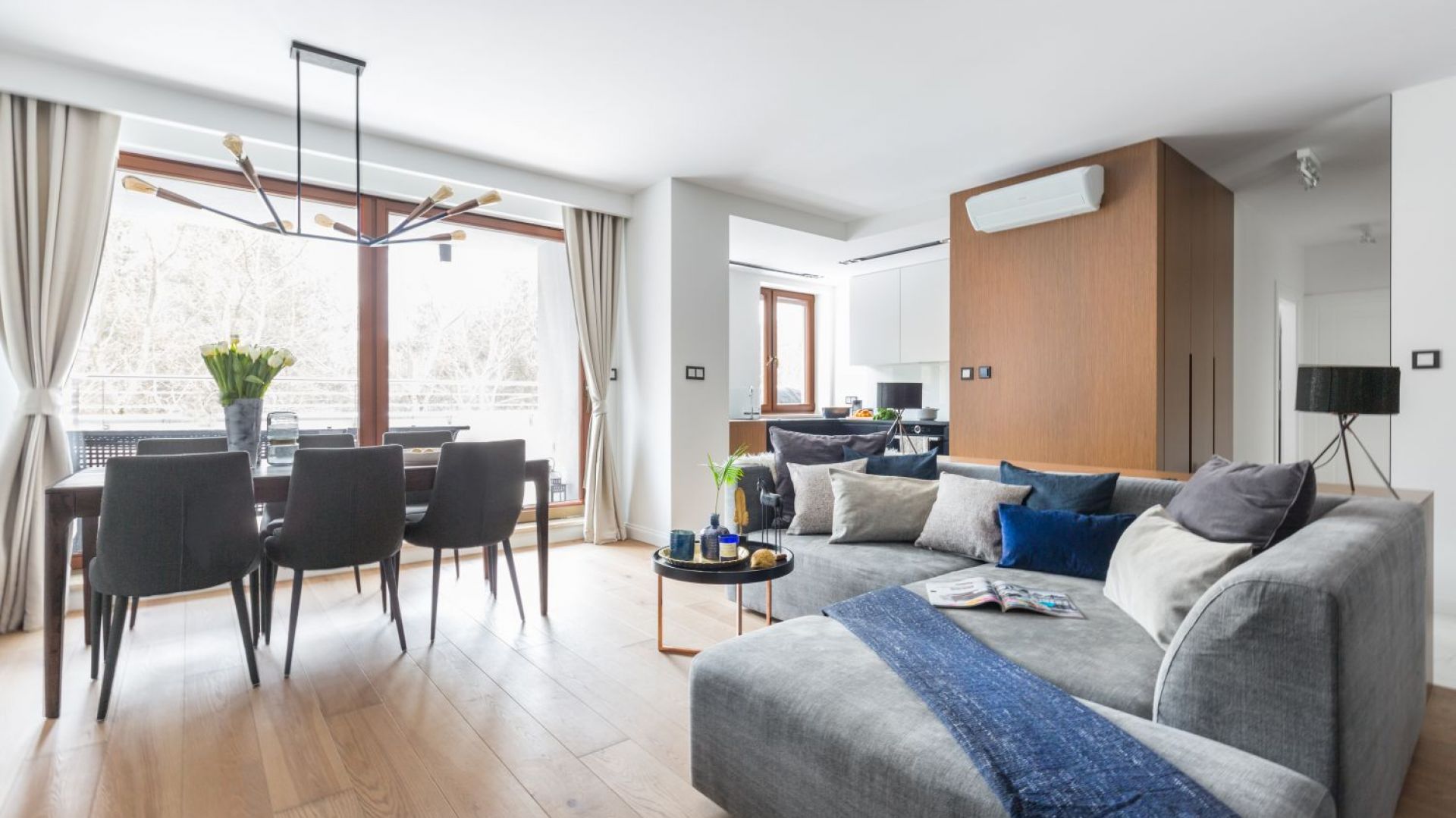 Jadalnię organizuje duży drewniany stół, przy którym na co dzień usiądzie aż sześć osób. Projekt: Decoroom. Fot. Pion Poziom Fotografia Wnętrz.