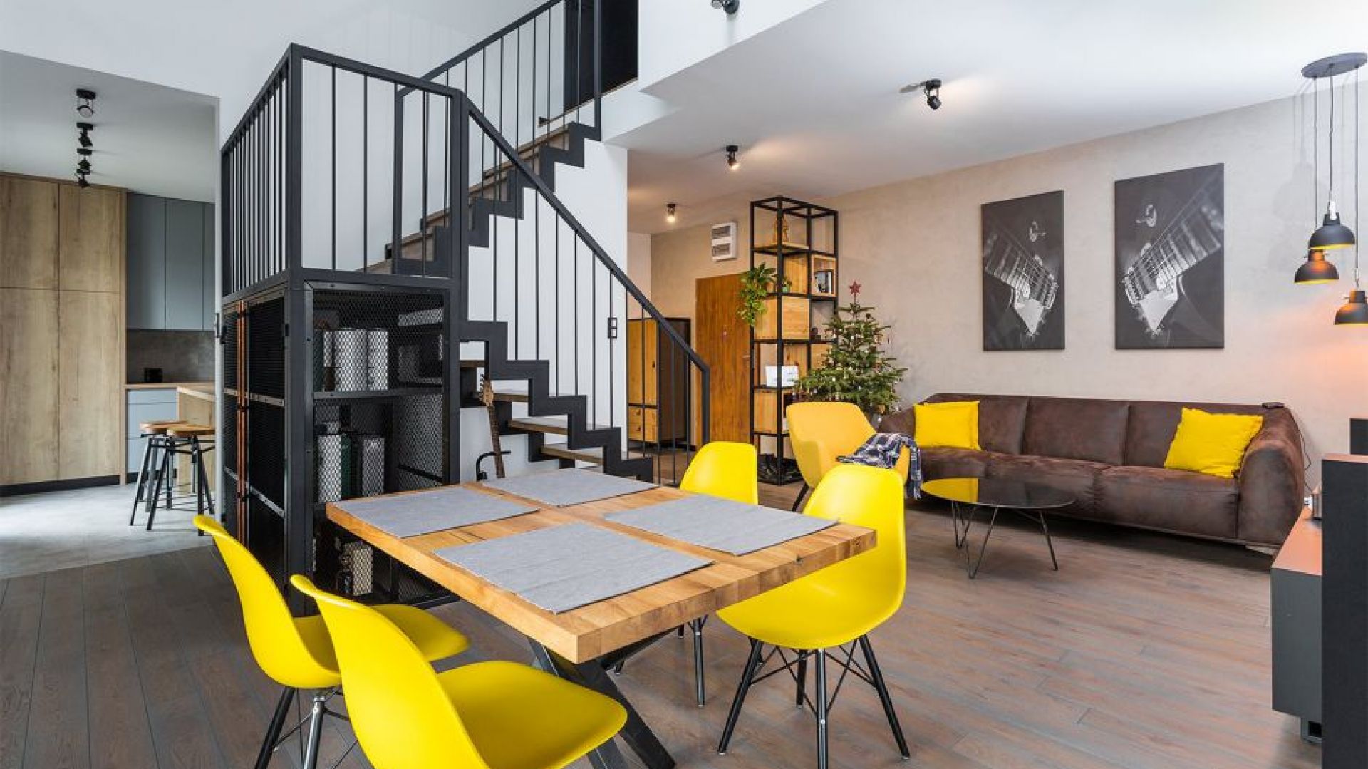 Salon z kuchnią i jadalnią. 30 pięknych wnętrz polskich domów. Projekt: Małgosia Bielecka (Capricorn Interiors). Fot. Kąty Proste
