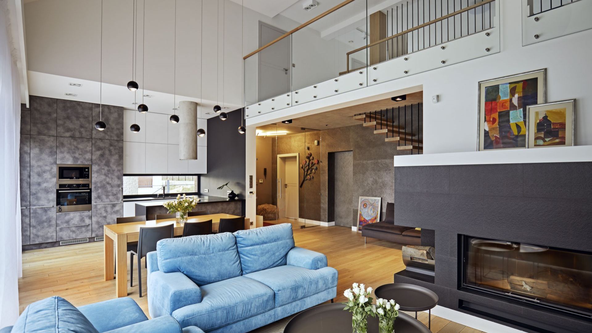 Dla właścicieli dom pod Kielcami miał być komfortowym azylem, miejscem, w którym wszyscy będą mogli realizować swoje pasje. Projekt: Kaza Interior Design. Fot. Dekorian Home