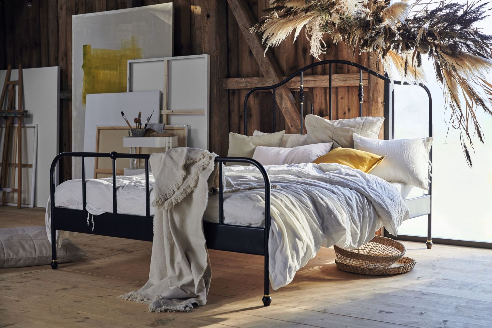 Stylowa rama łóżka Sagstua w kolorze czarnym. Fot. IKEA