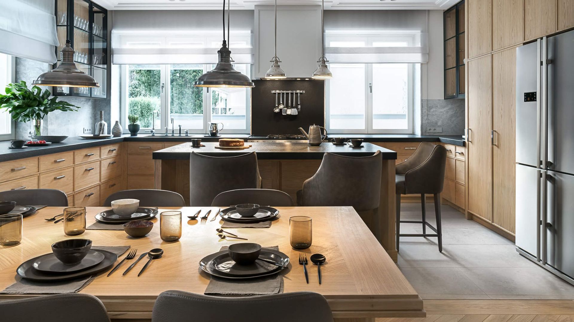 Architektka przeniosła kuchnię ze strony północnej do południowej budynku, dając rodzinie przestrzeń do kulinarnych popisów i wspólnych posiłków. Projekt: Katarzyna Kraszewska. Stylizacja: Eliza Mrozińska. Fot. Tom Kurek