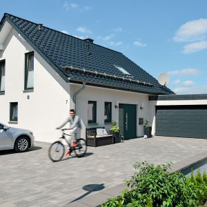 Rynek bram garażowych może z początku przytłaczać bogactwem i zróżnicowaniem oferty pod względem konstrukcji, parametrów technicznych, sposobu otwierania oraz wzornictwa. Jeśli właściwie dobierzemy model bramy garażowej to będzie on nie tylko będzie niezawodnie służył przez długie lata, ale też i ozdobi nasz dom. Fot. Hörmann 
