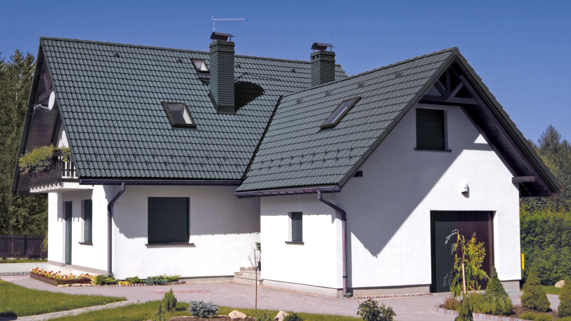 Wybierając dachówkę cementową zabezpieczoną dobrą powierzchnią zyskamy przede wszystkim spokój na lata – trwałe i estetyczne pokrycie. Fot. Creaton