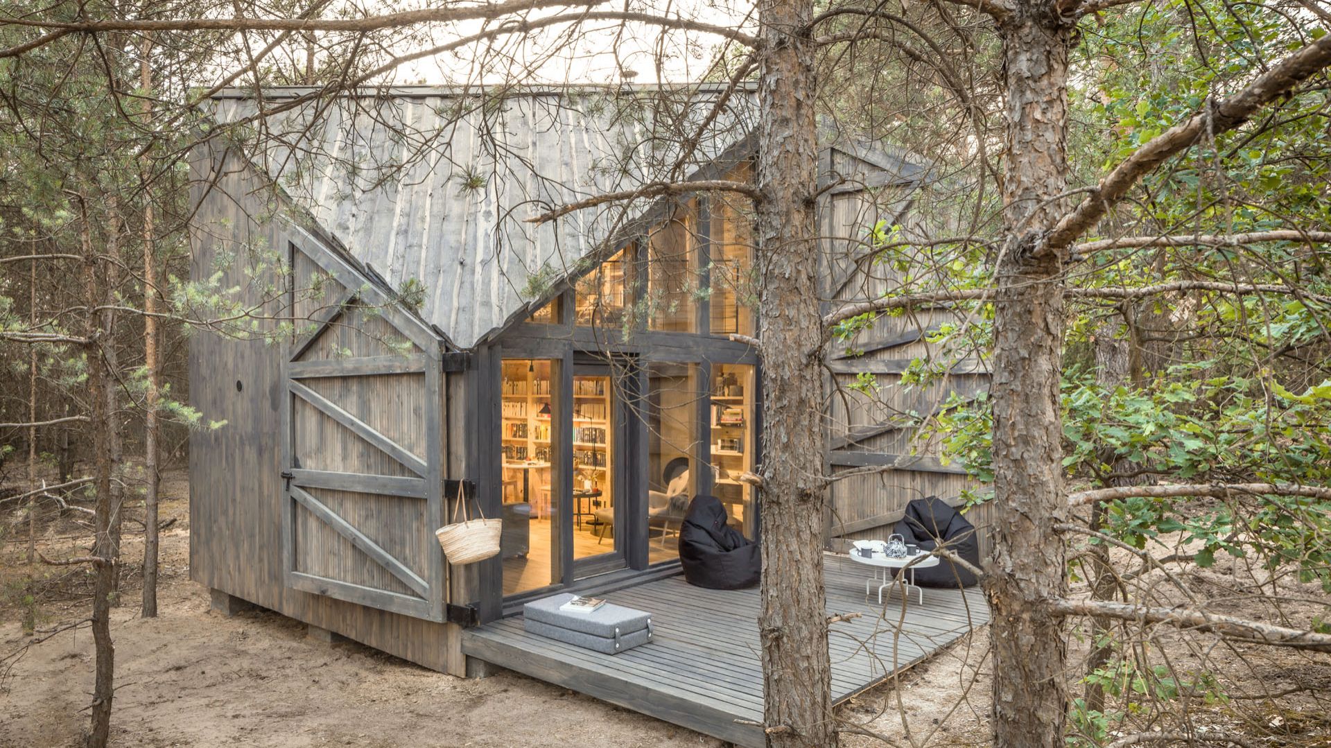 W Adelinie, zaledwie 45 minut od centrum Warszawy, stanął Bookworm Cabin, czyli dopracowana w każdym detalu chatka do czytania. Fot. Ernest Wińczyk