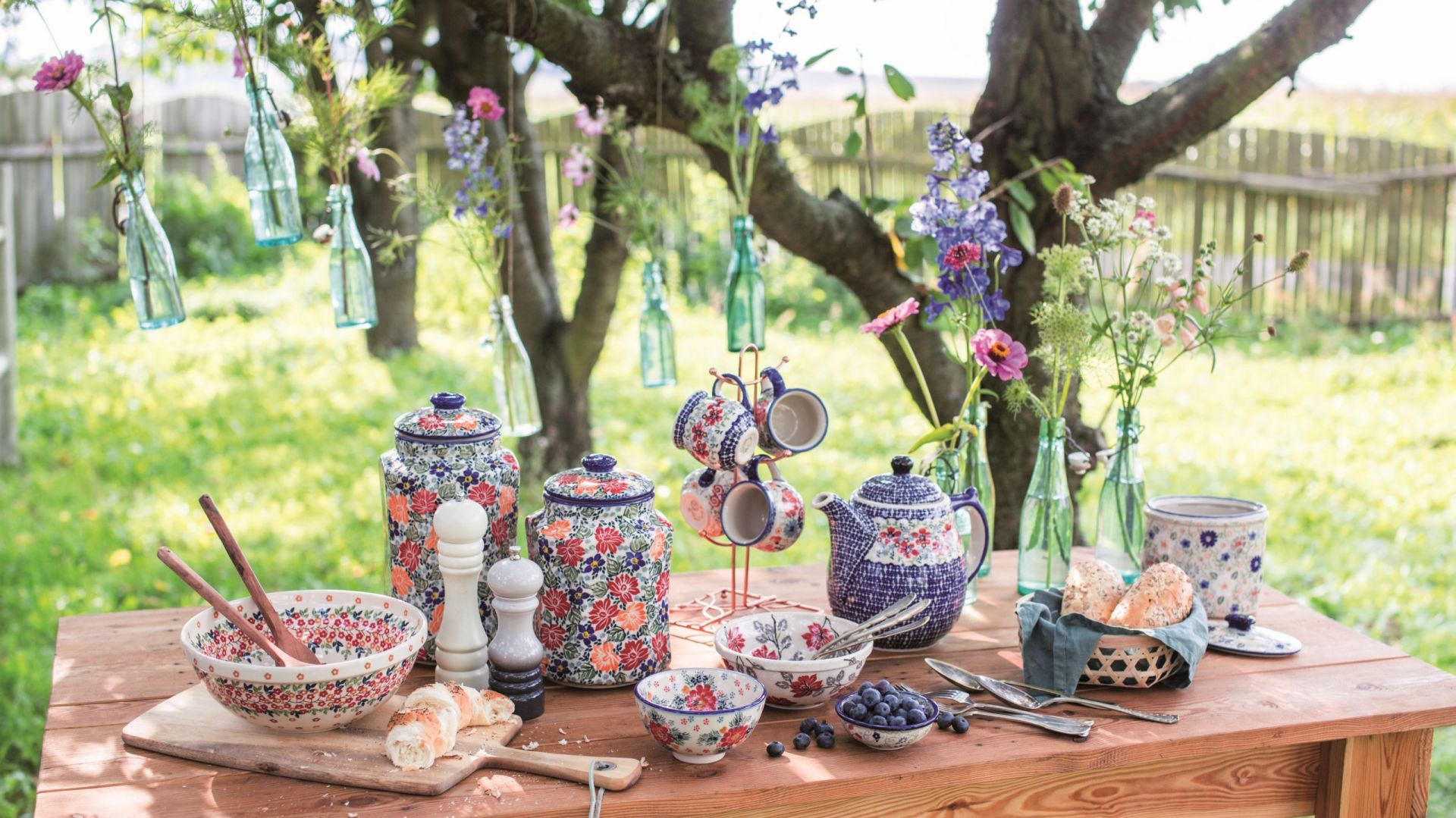 Letni stół w kwiatowej oprawie - 15 kolekcji porcelany
