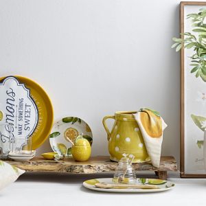 Soczyste cytryny i modna zieleń na ceramice z kolekcji Gatherings ożywią każdą aranżację stołu. Fot. Bloomingville