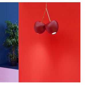 Czerwona lampa Cherry (proj. Nika Zupanc) w matowym wykończeniu. Fot. QeeBoo