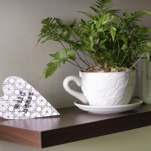 Ceramiczna osłonka Greta marki Verdenia w kształcie filiżanki. Fot. Galicja dla Twojego Domu
