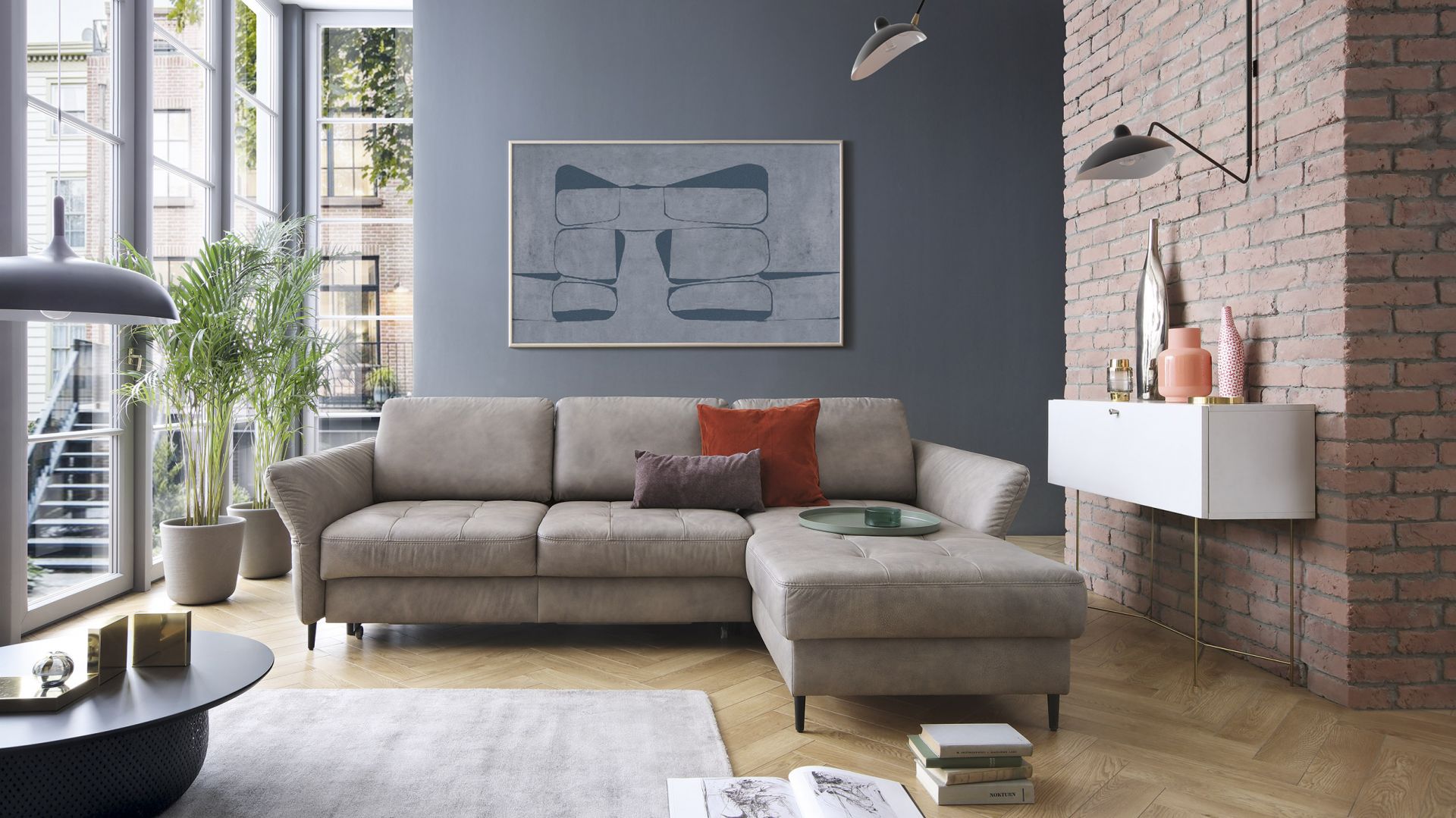 Dbanie o nowe meble zaczyna się już w momencie, kiedy sofa czy fotele przyjeżdżają do naszego domu. Przy ich rozpakowywaniu unikajmy ostrych narzędzi, np. noży mogących spowodować uszkodzenie obicia. Fot. mat. prasowe Gala Collezione