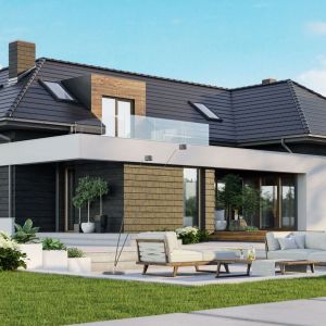 Bardzo ciekawie został wkomponowany w bryłę domu taras wypoczynkowy, zapewniając intymność odpoczywającym na nim domownikom. Projekt i zdjęcia: HomeKoncept