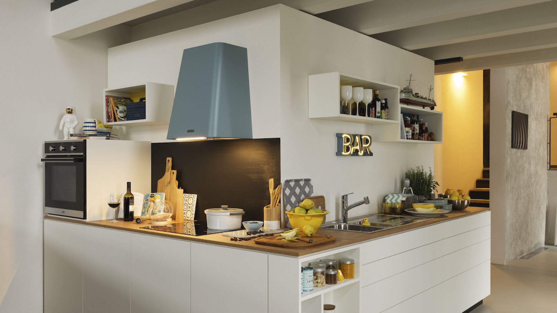Pastelowe akcenty w kuchni: okapy Smart Deco. Fot. Franke