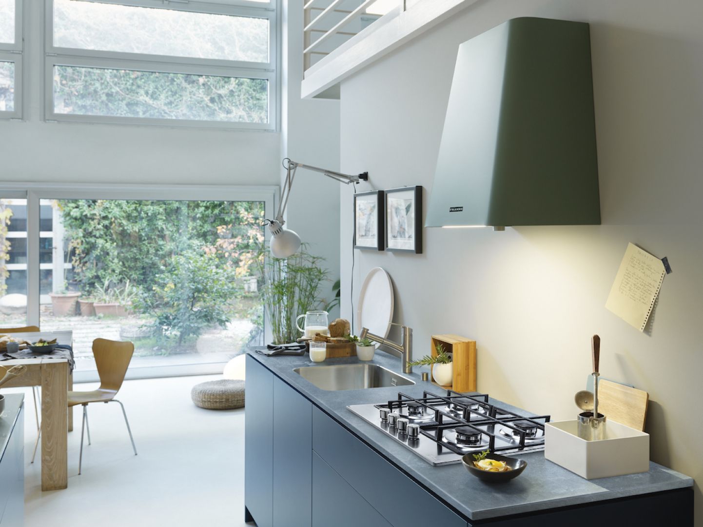 Pastelowe akcenty w kuchni: okapy Smart Deco. Fot. Franke