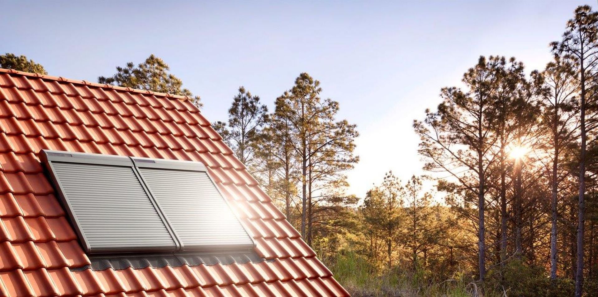 Rolety zewnętrzne jako ochrona przed upałem. Fot. Velux