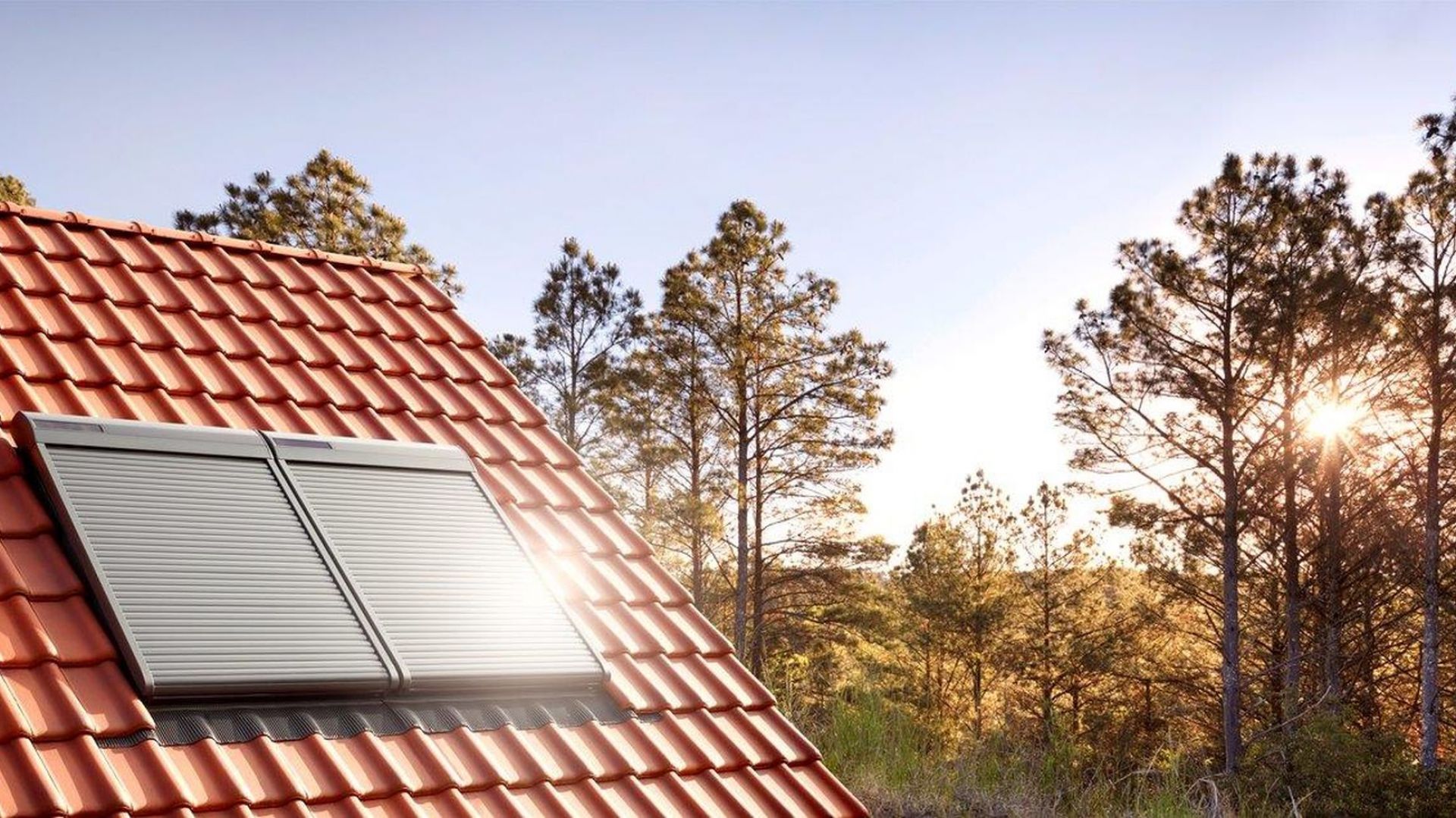 Rolety zewnętrzne jako ochrona przed upałem. Fot. Velux