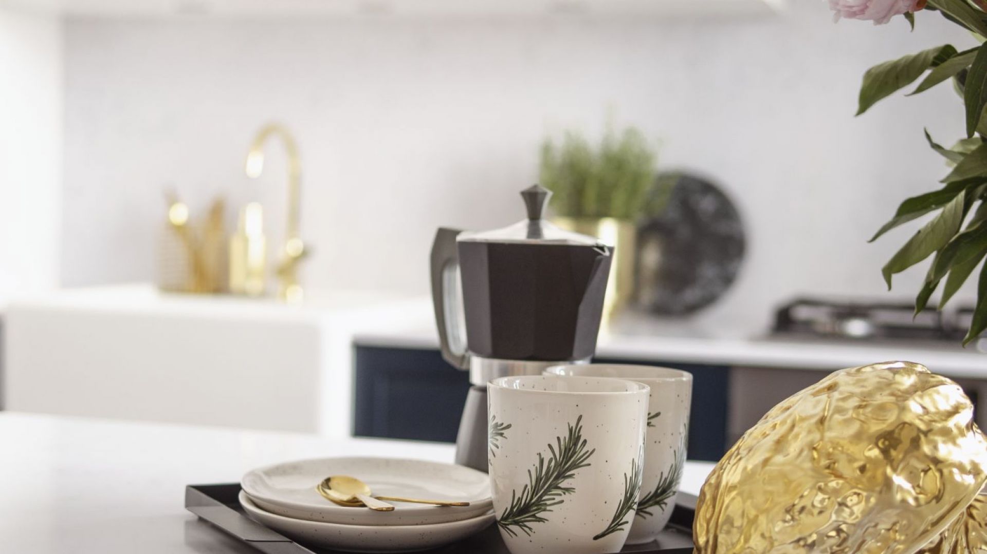 Kuchnia otwarta: białe, stylowe fronty uzupełniają mosiężne uchwyty ModernCollection. Fot. Pap Deco