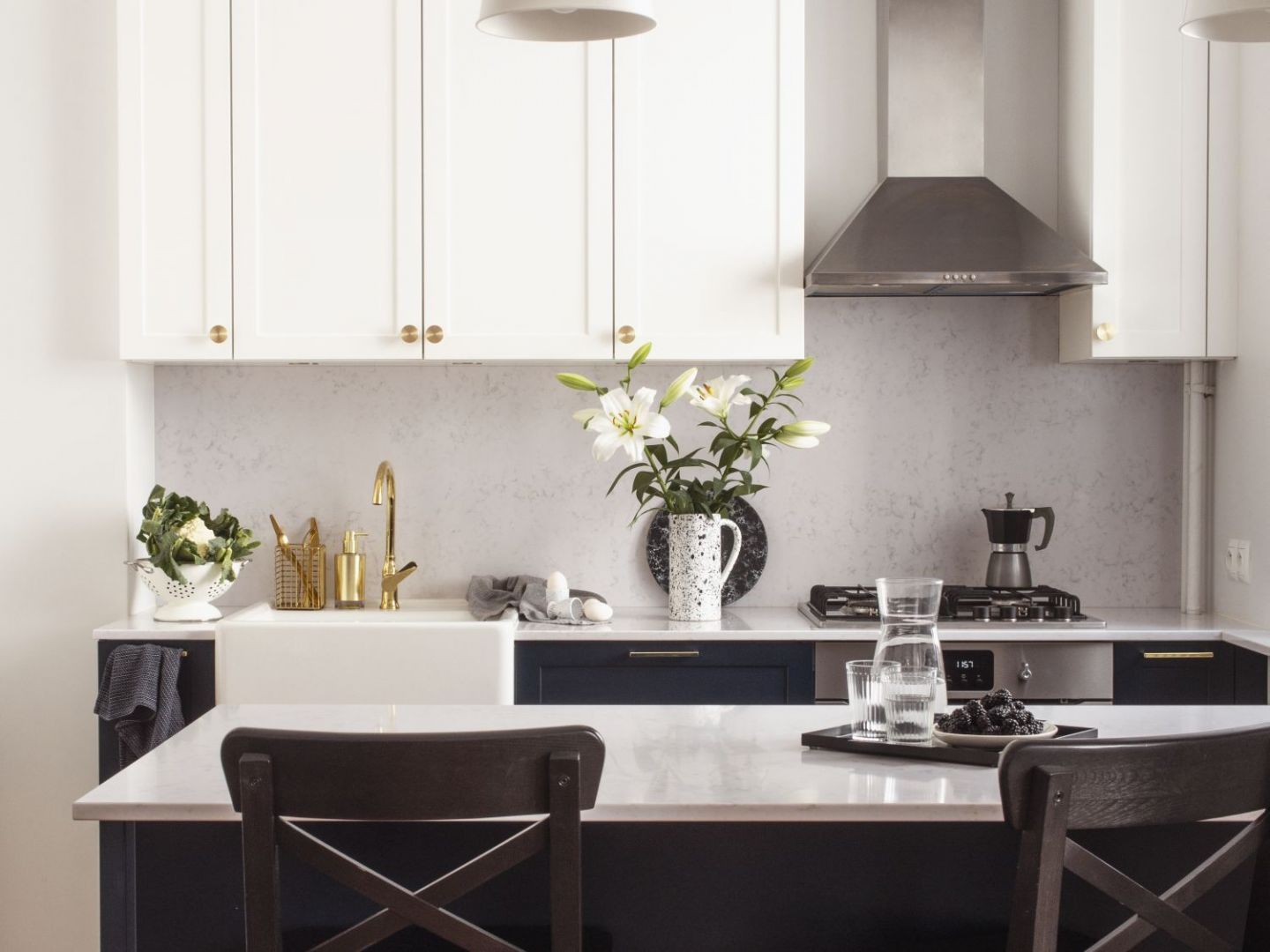 Kuchnia otwarta: białe, stylowe fronty uzupełniają mosiężne uchwyty ModernCollection. Fot. Pap Deco